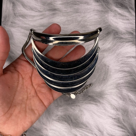 Elegant Vintage Silver and Black Necklace - Picture 2 of 3